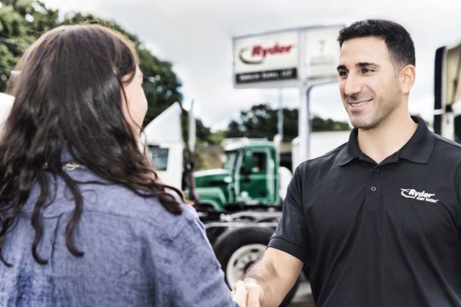 A Ryder rental expert giving a customer the choice of an unbundled or full service lease.