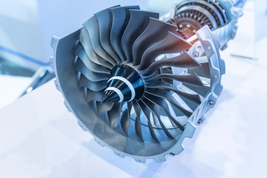Turbine engine with longitudinal section for studying arrangement of blades and combustion chambers