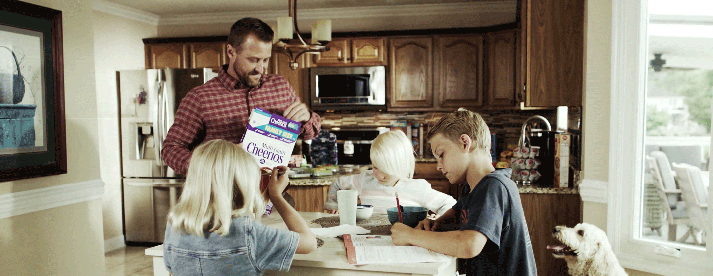 Family eating breakfast products that Ryder's logistics have helped to deliver