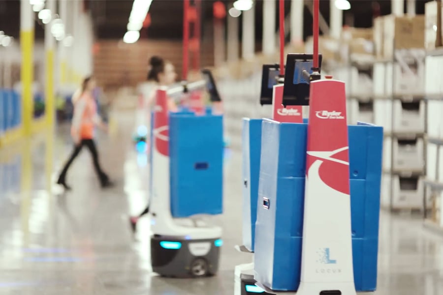 Robots sorting packages as part of Ryder's omnichannel fulfillment solutions