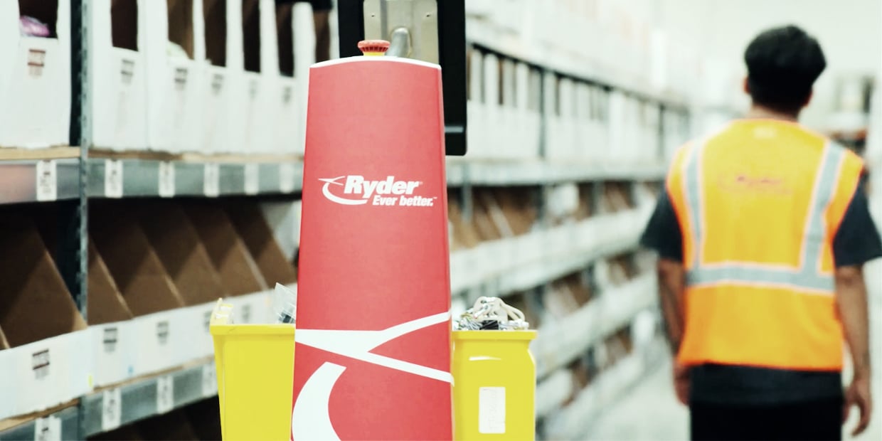 A Ryder warehouse employee utilizing warehouse automation technology