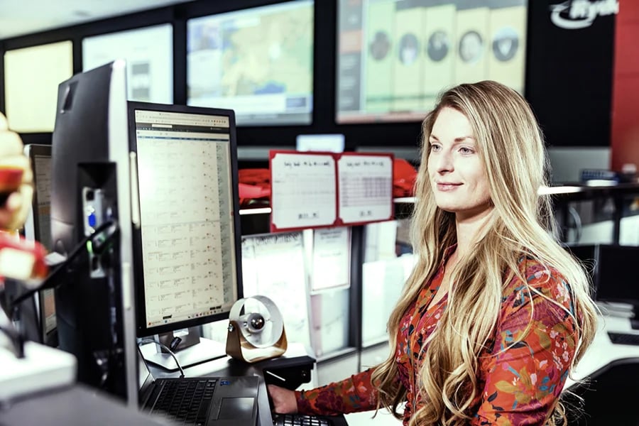 Ryder employee managing the transportation of goods from a centralized control tower