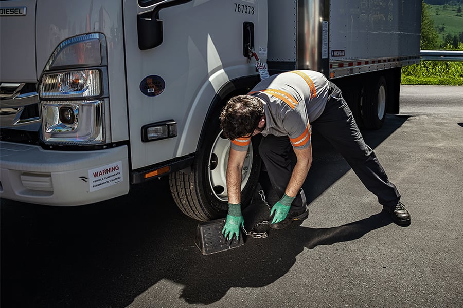 A Ryder 24/7 roadside assistance technician changing a tire