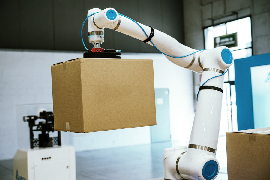 Automated picking system selecting items in a Ryder warehouse Automated picking system selecting items in a Ryder warehouse