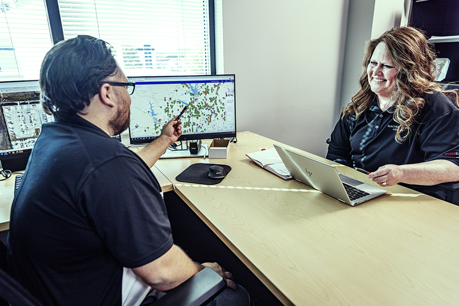 A ryder employee going over the benefits of Rydergyde to a truck lease and maintenance customer