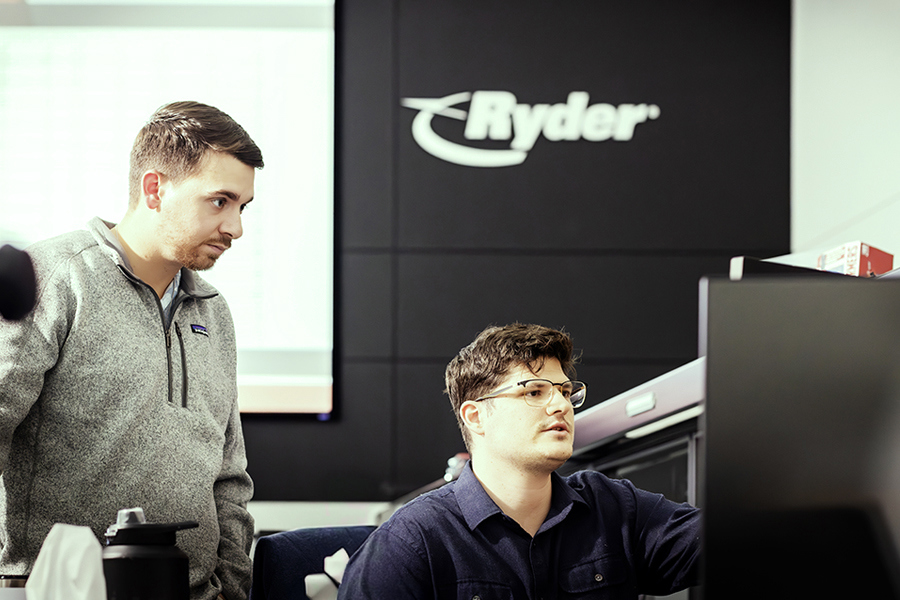 Ryder logistics experts collaborating to provide the customer with the best possible experience on Ryderhsrae