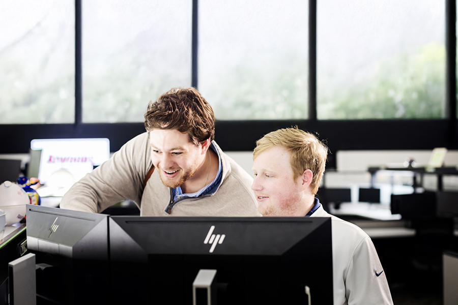 Ryder employees collaborating to provide the customer with the best possible experience on Ryderhsrae