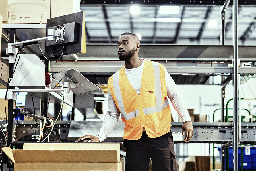 A Ryder warehouse employee using Rydershare to automate logistics tasks