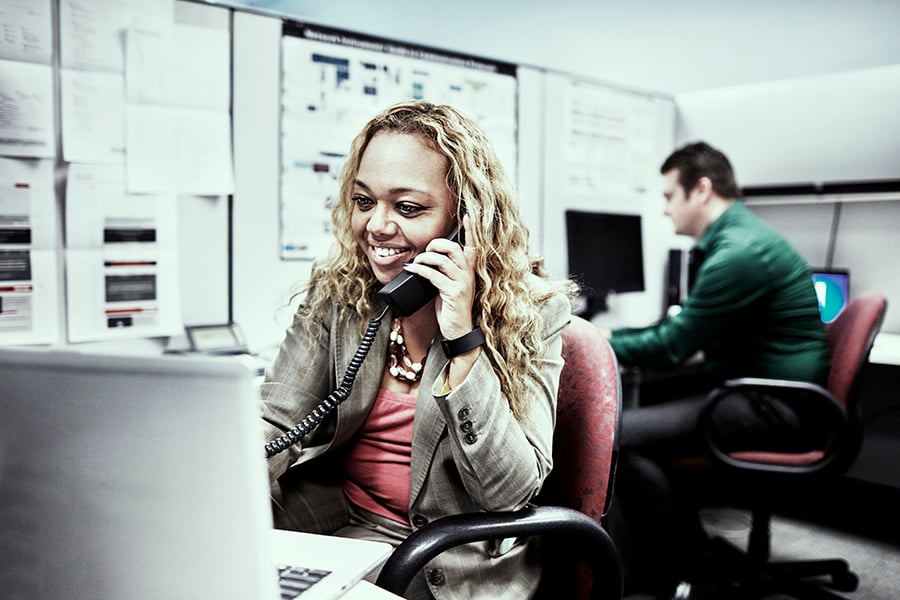 Ryder financial analyst speaking with a customer on the phone